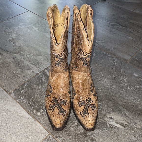 Corral Boots Tan and Black Roses- Women’s 8.5 worn in Good Condition - Picture 2 of 6